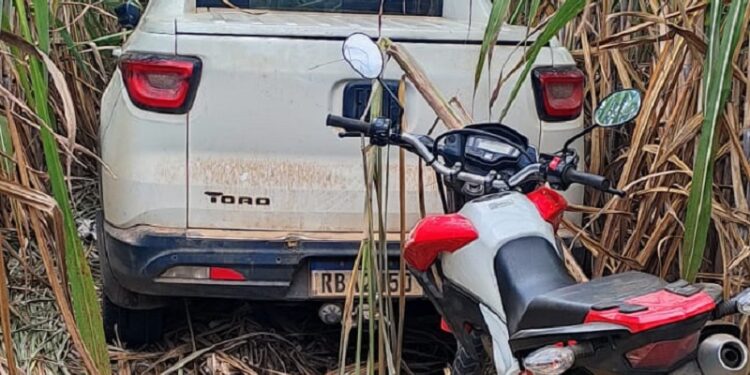 Polícia encontra dois veículos em canavial da zona rural de Pinheiros Polícia encontra dois veículos em canavial da zona rural de Pinheiros