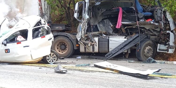 Acidente na BR-259, perto de Conselheiro Pena deixa um morto; veja videos