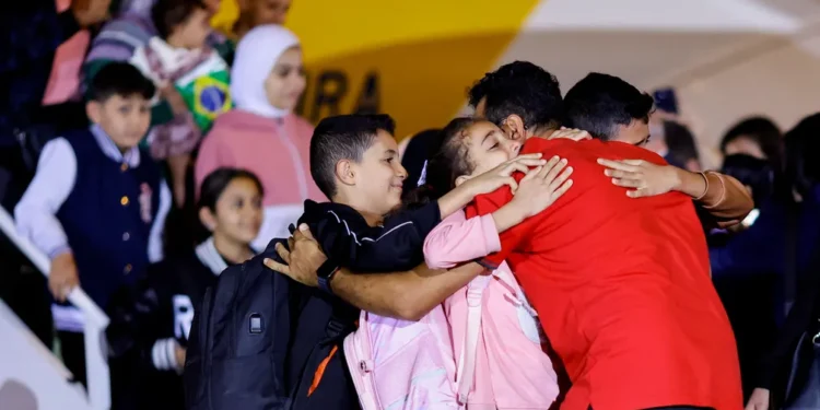 Brasileiros resgatados de Gaza chegam ao Brasil e são recebidos por Lula Brasileiros resgatados de Gaza chegam ao Brasil e são recebidos por Lula