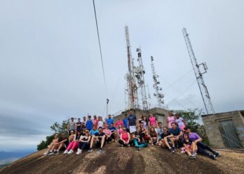 Funcionários de empresa de granito fazem trilha no Morro da Torre em campanha Outubro Rosa e Novembro Azul