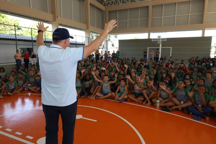 Governador entrega equipamentos esportivos e anuncia reforma de escola em Sooretama