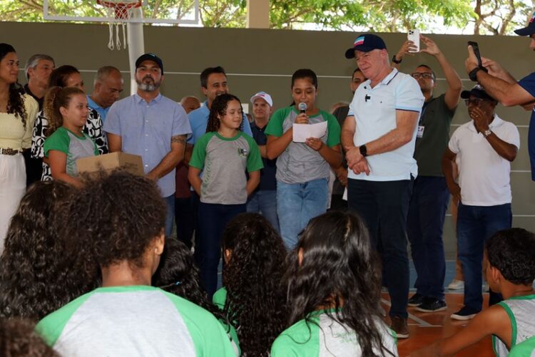 Governador entrega equipamentos esportivos e anuncia reforma de escola em Sooretama