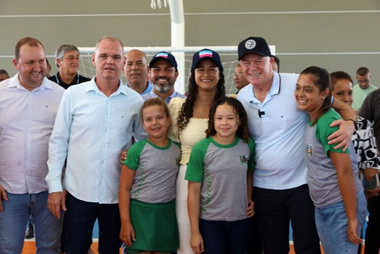 Governador entrega equipamentos esportivos e anuncia reforma de escola em Sooretama