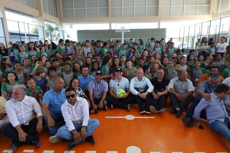 Governador entrega equipamentos esportivos e anuncia reforma de escola em Sooretama