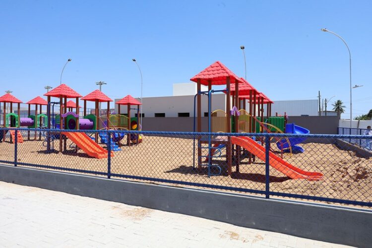 Governador entrega equipamentos esportivos e anuncia reforma de escola em Sooretama