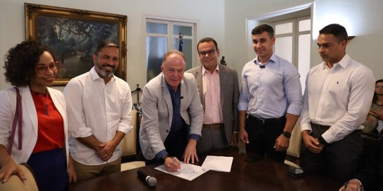 Casagrande sanciona lei que institui a Política Estadual de Turismo