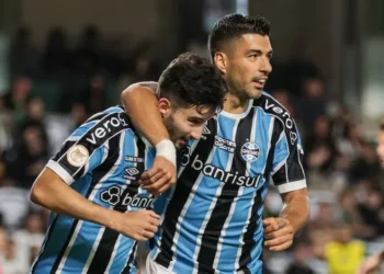 Grêmio vence o Coritiba fora de  casa e volta a G-4 do Brasileirão
