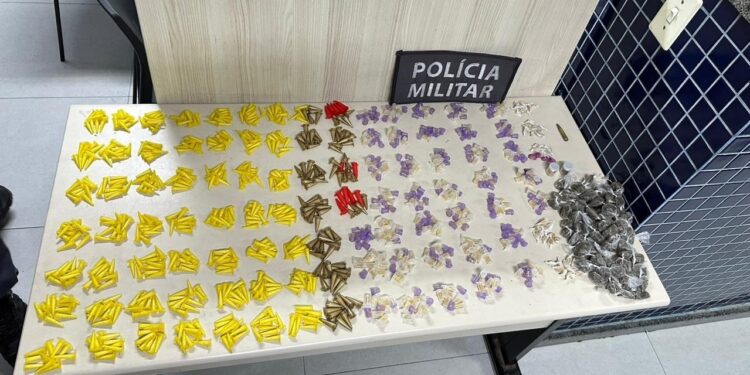 PM prende um traficante e apreende mais de 400 pedras de crack em Vila Velha PM prende um traficante e apreende mais de 400 pedras de crack em Vila Velha
