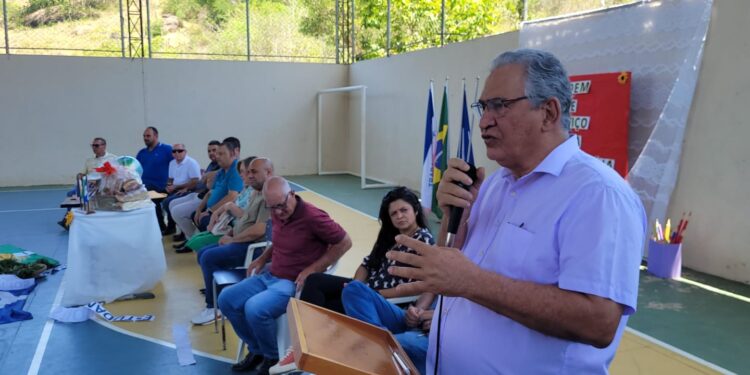 Enivaldo dos Anjos autoriza reforma da praça de Monte Sinai Enivaldo dos Anjos autoriza reforma da praça de Monte Sinai