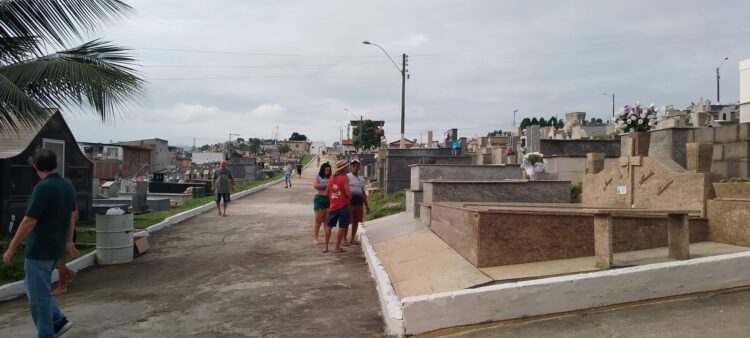 Finados movimenta o cemitério municipal de Barra de São Francisco na manhã desta quinta, 2