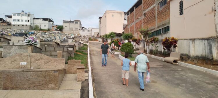 Finados movimenta o cemitério municipal de Barra de São Francisco na manhã desta quinta, 2