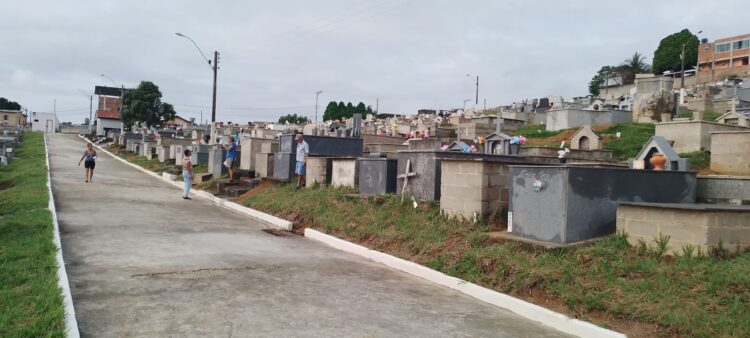 Finados movimenta o cemitério municipal de Barra de São Francisco na manhã desta quinta, 2