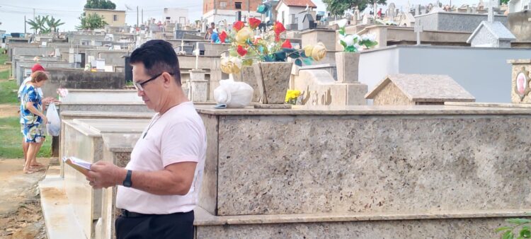 Finados movimenta o cemitério municipal de Barra de São Francisco na manhã desta quinta, 2
