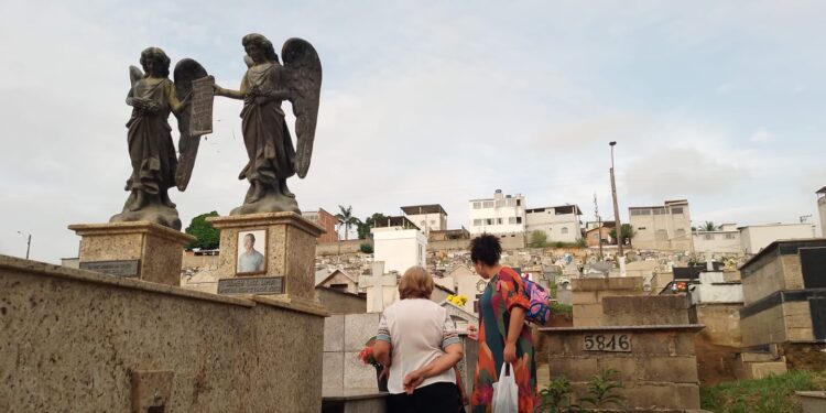 Finados movimenta o cemitério municipal de Barra de São Francisco na manhã desta quinta, 2 Finados movimenta o cemitério municipal de Barra de São Francisco na manhã desta quinta, 2