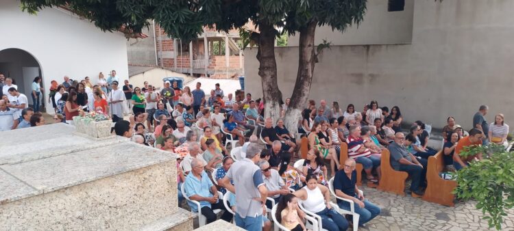 Finados movimenta o cemitério municipal de Barra de São Francisco na manhã desta quinta, 2