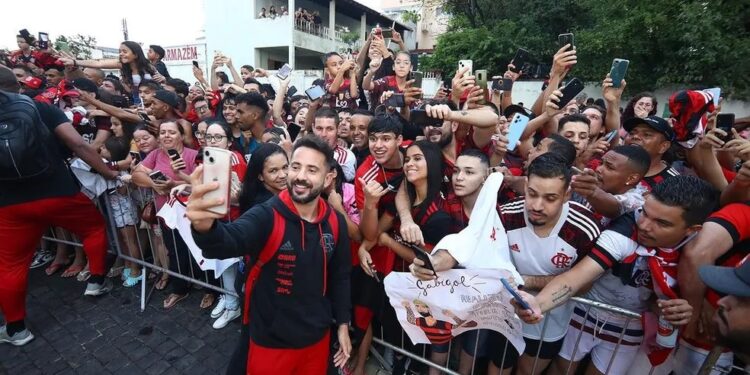 Flamengo pega o rebaixado Coelho ainda sonhando com o título de campeão brasileiro Flamengo pega o rebaixado Coelho ainda sonhando com o título de campeão brasileiro
