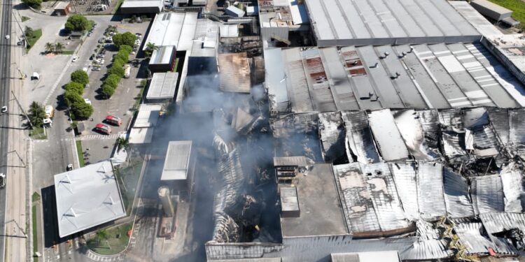Combate a incêndio na Cacau Show, em Linhares, entra em fase de rescaldo Combate a incêndio na Cacau Show, em Linhares, entra em fase de rescaldo