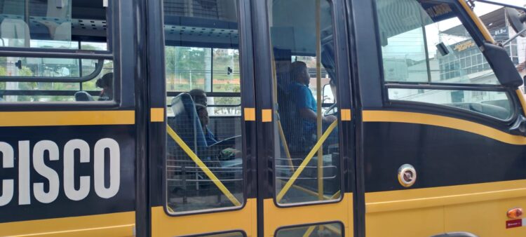 Moradores dos bairros Colina e Estrela aprovam transporte gratuito para o Centro de São Francisco