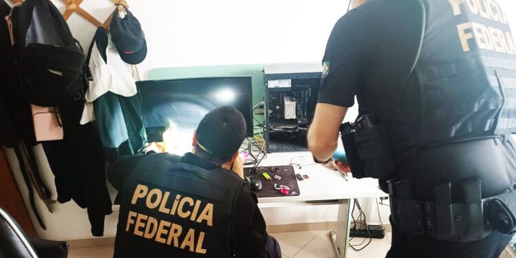 PF cumpre mandado de busca contra suspeito de pedofilia pela internet na Serra PF cumpre mandado de busca contra suspeito de pedofilia pela internet na Serra