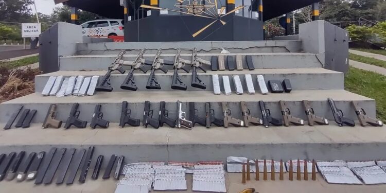 Casal preso por tráfico internacional  de armas trazia fuzis, arsenal de  pistolas e munições do Paraguai