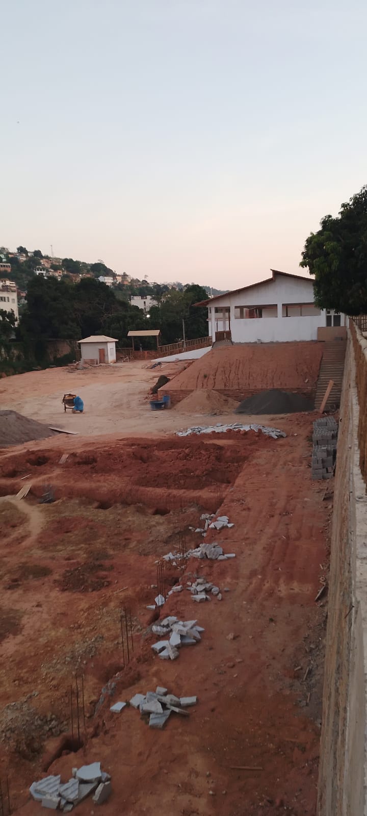Enivaldo entrega a primeira etapa da Praça Floro Lima, na Vila Landinha