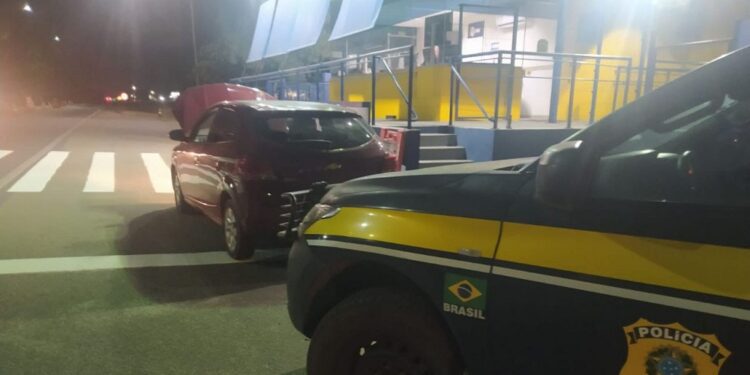 PRF recupera mais um veículo roubado e prende o motorista na BR-101 em Jaguaré PRF recupera mais um veículo roubado e prende o motorista na BR-101 em Jaguaré