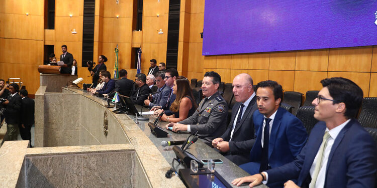 Mazinho homenageia cantor, advogado e ministro com título de cidadania