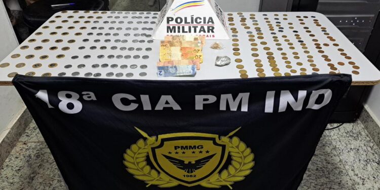 Polícia apreende drogas e dinheiro em Mantena, mas traficante ‘cai no mato’ Polícia apreende drogas e dinheiro em Mantena, mas traficante ‘cai no mato’