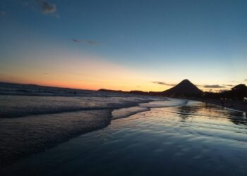 Piúma, capital do artesanato de conchas, tem águas tranquilas e belas paisagens