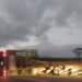 Carreta bitrem carregada de  eucalipto tomba e interdita parte da BR-101 em Conceição da Barra