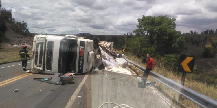 Carreta tomba no km 08 da BR-101 em Pedro Canário e pista fica parcialmente interditada Carreta tomba no km 08 da BR-101 em Pedro Canário e pista fica parcialmente interditada