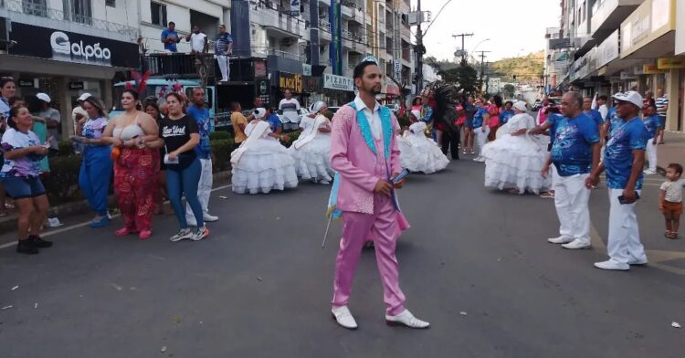Em tarde mágica, Novo Império arrasta multidão de foliões ao apresentar seu enredo em Barra de São Francisco