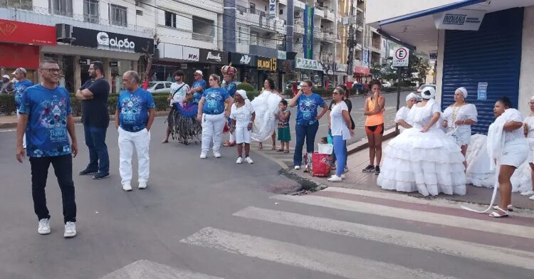 Em tarde mágica, Novo Império arrasta multidão de foliões ao apresentar seu enredo em Barra de São Francisco