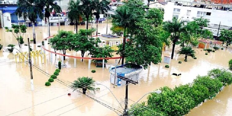 Há dez anos enchente destruía milhares de imóveis e causava mortes em Barra de São Francisco e Mantena; veja vídeos