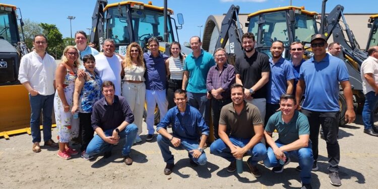 Governo do ES entrega máquinas e  equipamentos agrícolas para Barra  de São Francisco e mais 25 municípios