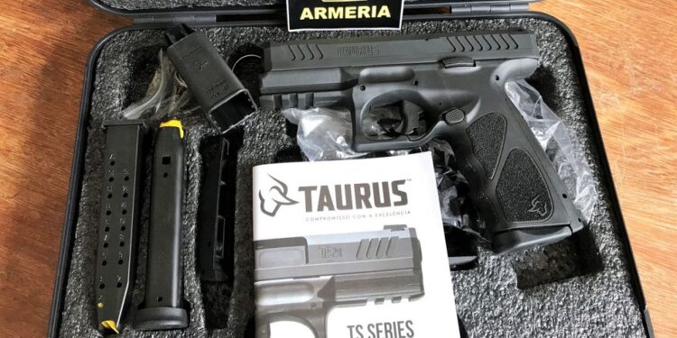 PRF prende empresário com arma de uso restrito na BR-101 em Viana
