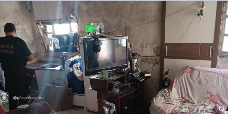 PF e PC prendem foragido da justiça por suspeita de pornografia infantil no Complexo da Penha