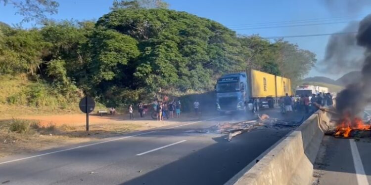Moradores de Viana fecham BR-101 por causa de morte por atropelamento; veja vídeo