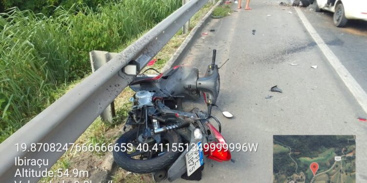 Acidente com dois automóveis e uma moto deixa um morto na BR-101 em Pendanga Acidente com dois automóveis e uma moto deixa um morto na BR-101 em Pendanga