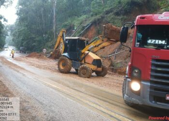 BR-262 entre Aracê e Pedra Azul é liberada em sistema de pare e siga, após queda de barreira na Região Serrana