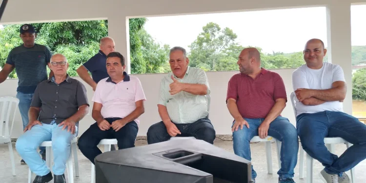 Enivaldo entrega a primeira etapa da Praça Floro Lima, na Vila Landinha Enivaldo entrega a primeira etapa da Praça Floro Lima, na Vila Landinha