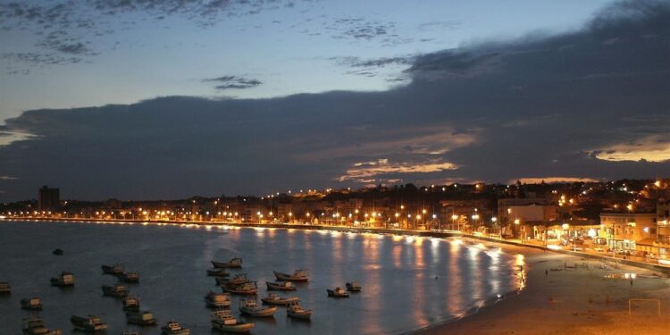 Marataízes, a Pérola do Sul Capixaba, oferece praias e lagoas de água doce como principais atrativos Marataízes, a Pérola do Sul Capixaba, oferece praias e lagoas de água doce como principais atrativos