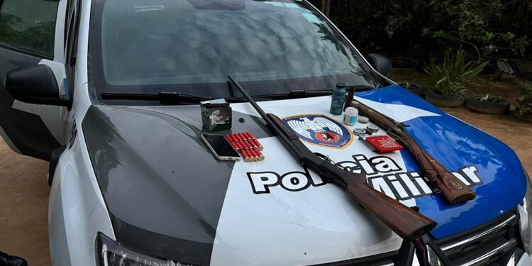PM prende foragido da justiça e dono da casa onde eles estava, em Água Doce do Norte, com armas e munições PM prende foragido da justiça e dono da casa onde eles estava, em Água Doce do Norte, com armas e munições
