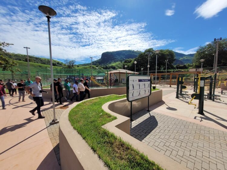 Casagrande inaugura obras e anuncia novos investimentos em Muqui