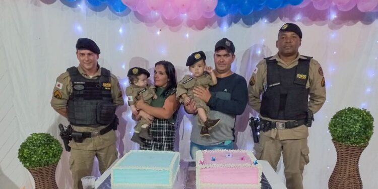 Policiais militares doam fardas a casal de gêmeos de São Félix de Minas no dia do aniversário deles Policiais militares doam fardas a casal de gêmeos de São Félix de Minas no dia do aniversário deles