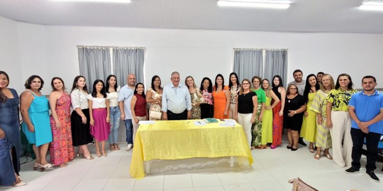 Enivaldo dá posse a diretores escolares e promete convocar 85 professores concursados Enivaldo dá posse a diretores escolares e promete convocar 85 professores concursados