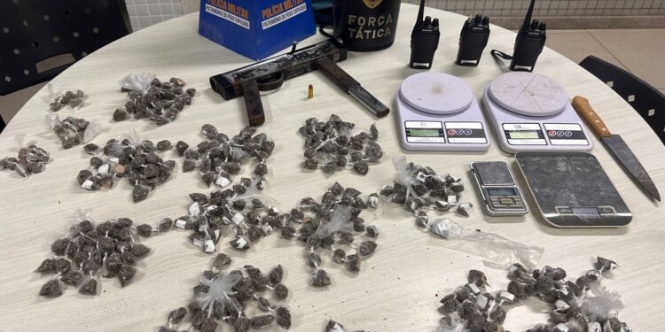 PM apreende submetralhadoras e grande quantidade de drogas em  Viana e Cariacica