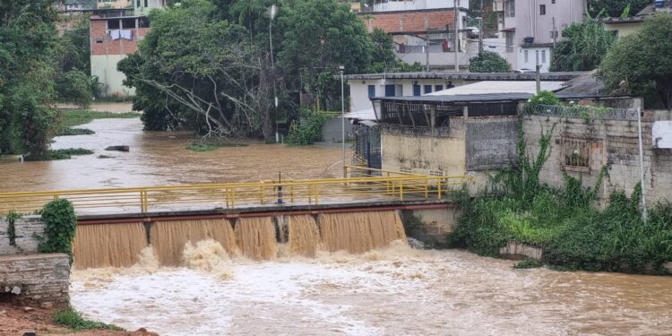 Cesan interrompe fornecimento de água em Barra de São Francisco por causa da lama Cesan interrompe fornecimento de água em Barra de São Francisco por causa da lama