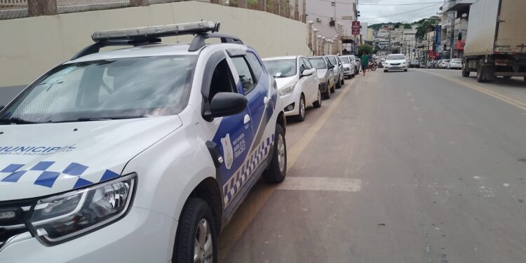 Guarda Civil notifica e multa veículos estacionados em local proibido no centro de Barra de São Francisco Guarda Civil notifica e multa veículos estacionados em local proibido no centro de Barra de São Francisco