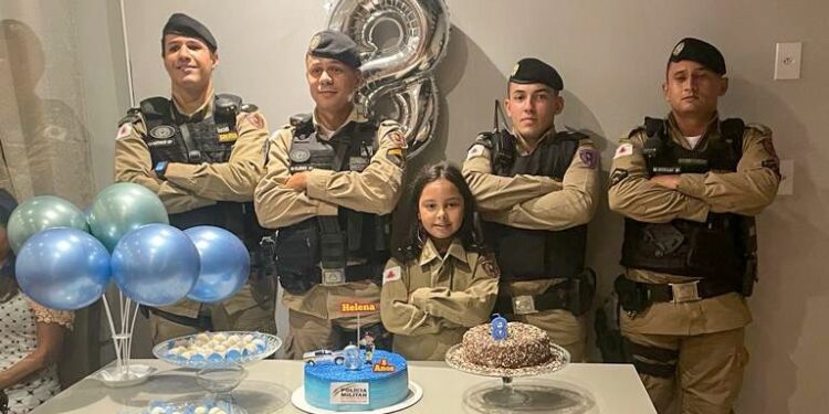 Menina convida e PM participa da festa de aniversário dela em Mantena